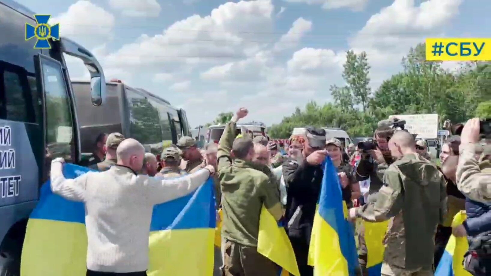 Обійми, сльози і радість: СБУ показала ексклюзивне відео повернення в Україну звільнених з полону військових і цивільних