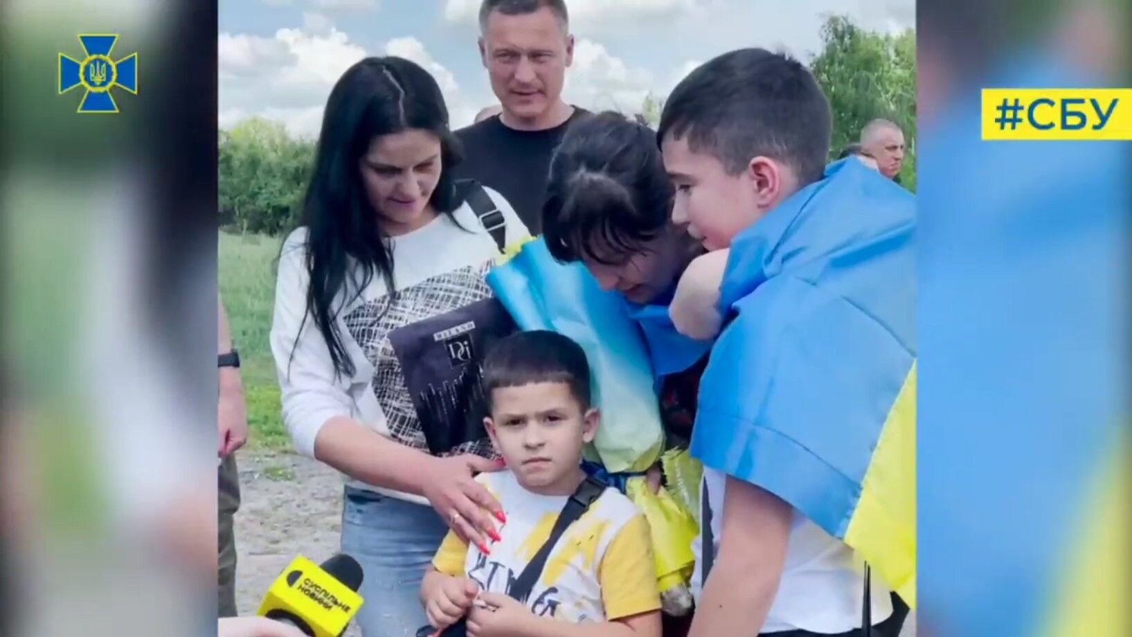 Обійми, сльози і радість: СБУ показала ексклюзивне відео повернення в Україну звільнених з полону військових і цивільних