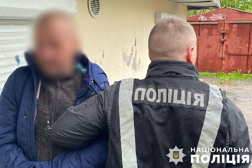 В Киеве полицейские оперативно задержали вора-рецидивиста, "работавшего" на станциях метро. Фото