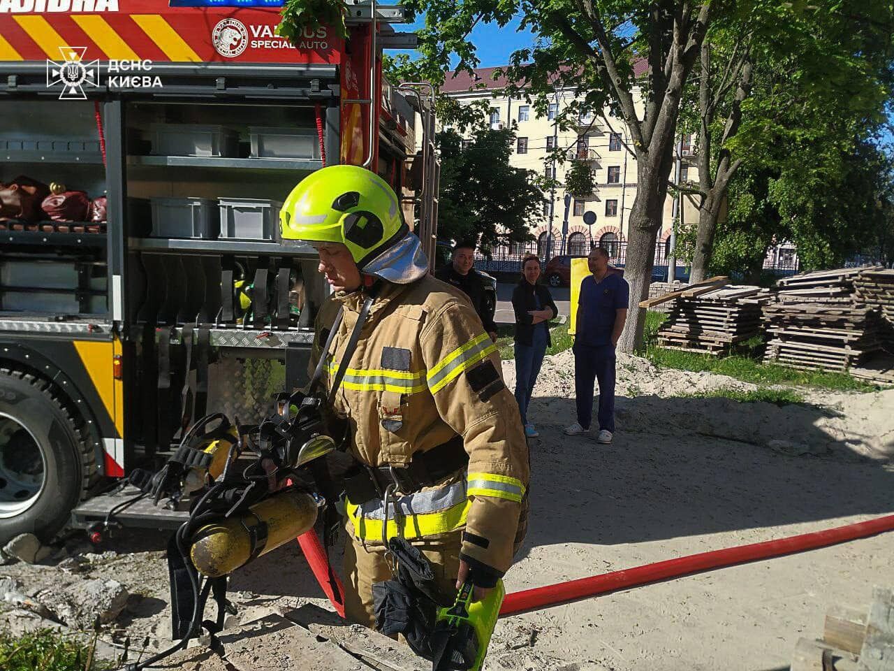 В Киеве произошел пожар на территории роддома. Подробности и фото