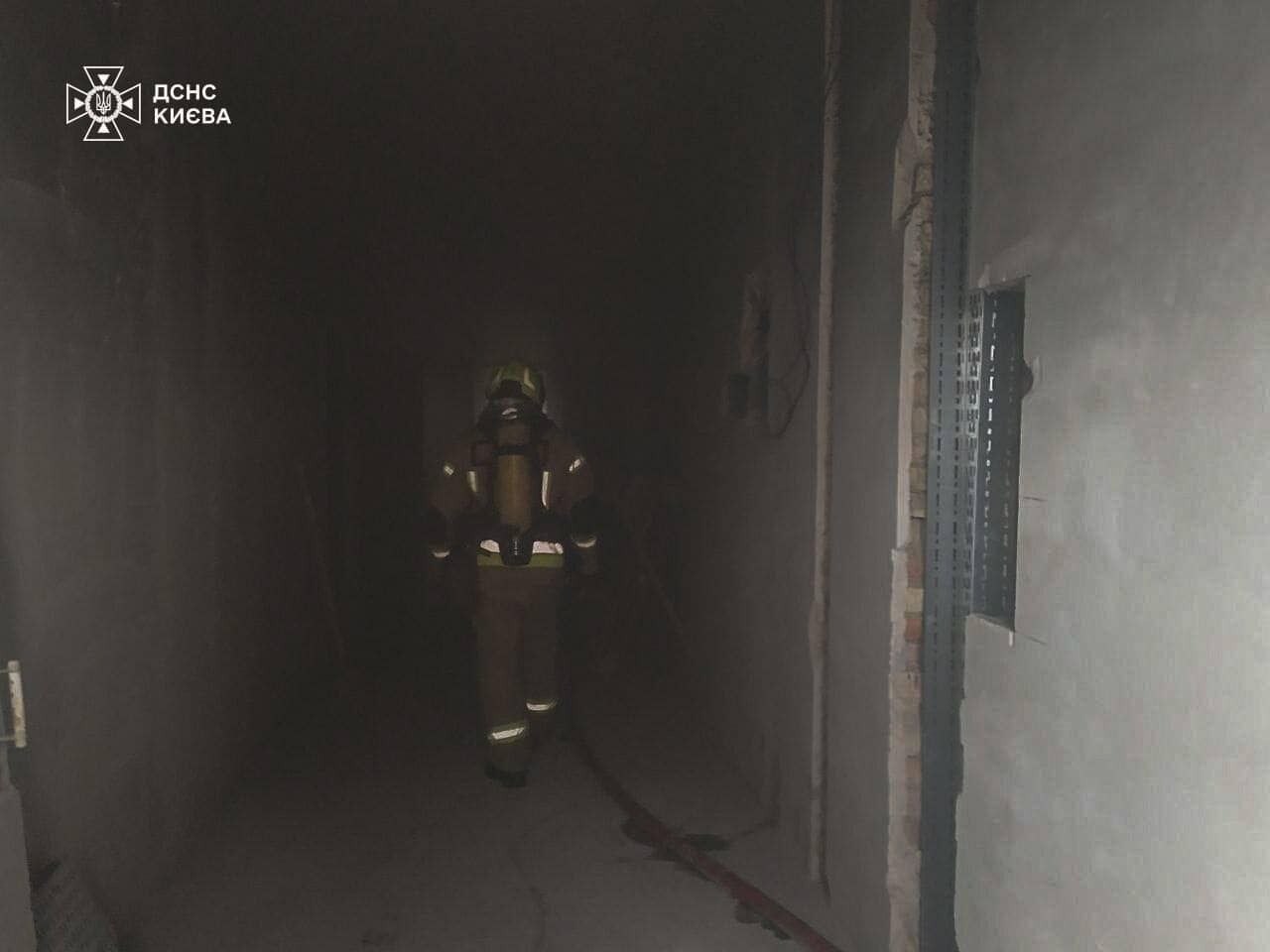 У Києві сталась пожежа на території пологового будинку. Подробиці та фото