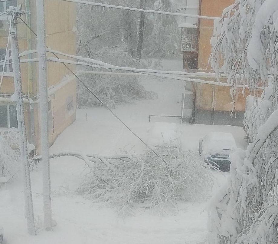 Росіян після повені засипало снігом у травні: почалися блекаути і НП на дорогах
