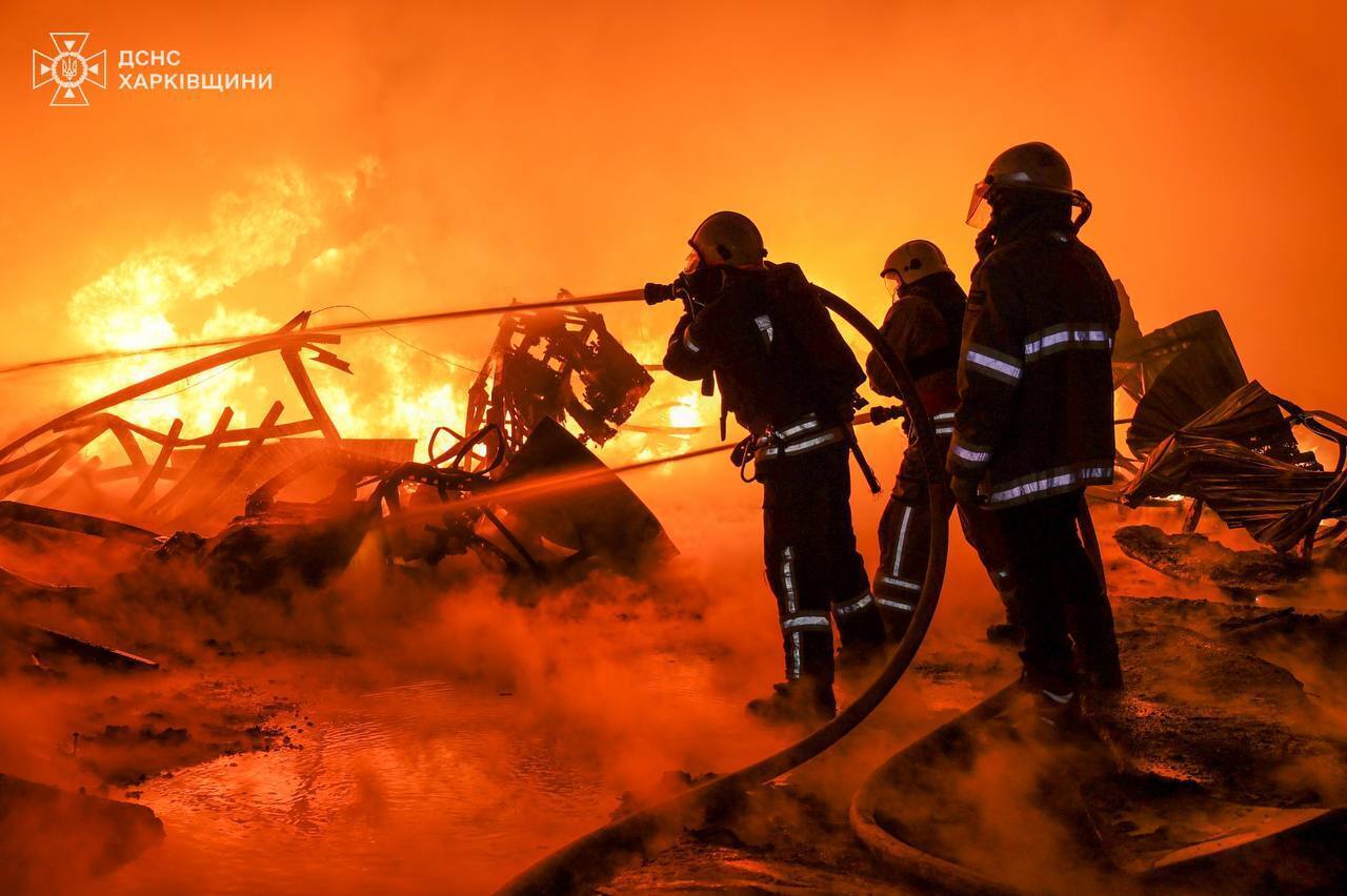 У ДСНС показали пожежі в Харкові після нічної атаки окупантів. Фото