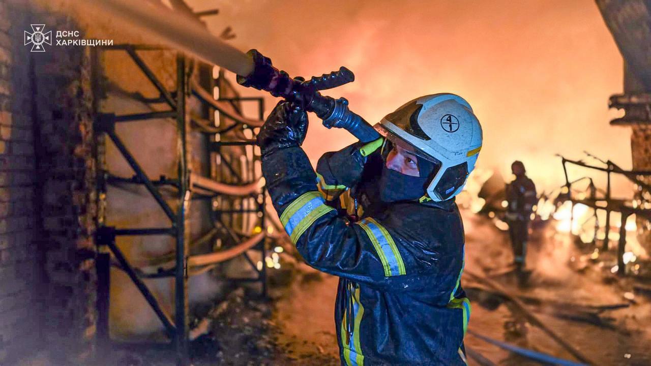 В ГСЧС показали пожары в Харькове после ночной атаки оккупантов. Фото