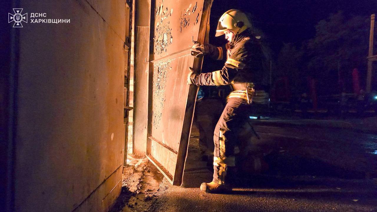 У ДСНС показали пожежі в Харкові після нічної атаки окупантів. Фото