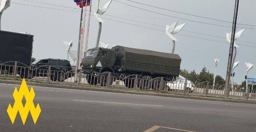 Вантажівка російських військ в українському місті queiqxeidzkiukant