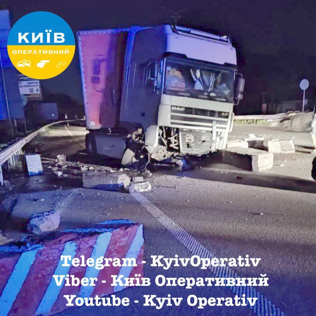 На въезде в Киев грузовик на скорости протаранил бетонные блоки. Подробности и фото