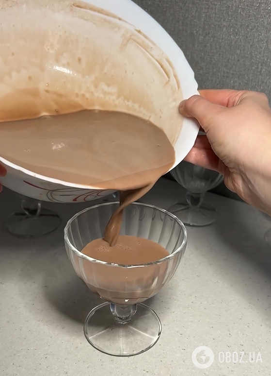 Желейный десерт в креманке на скорую руку: соедините вишню и какао