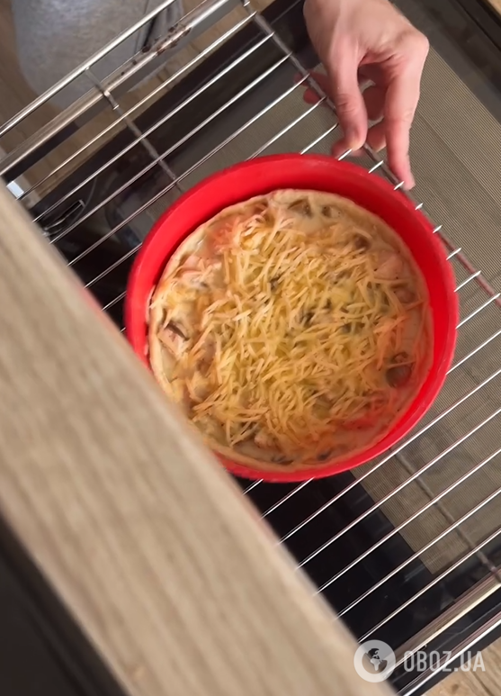 Курица, грибы и очень простое тесто: как приготовить сытный киш для обеда