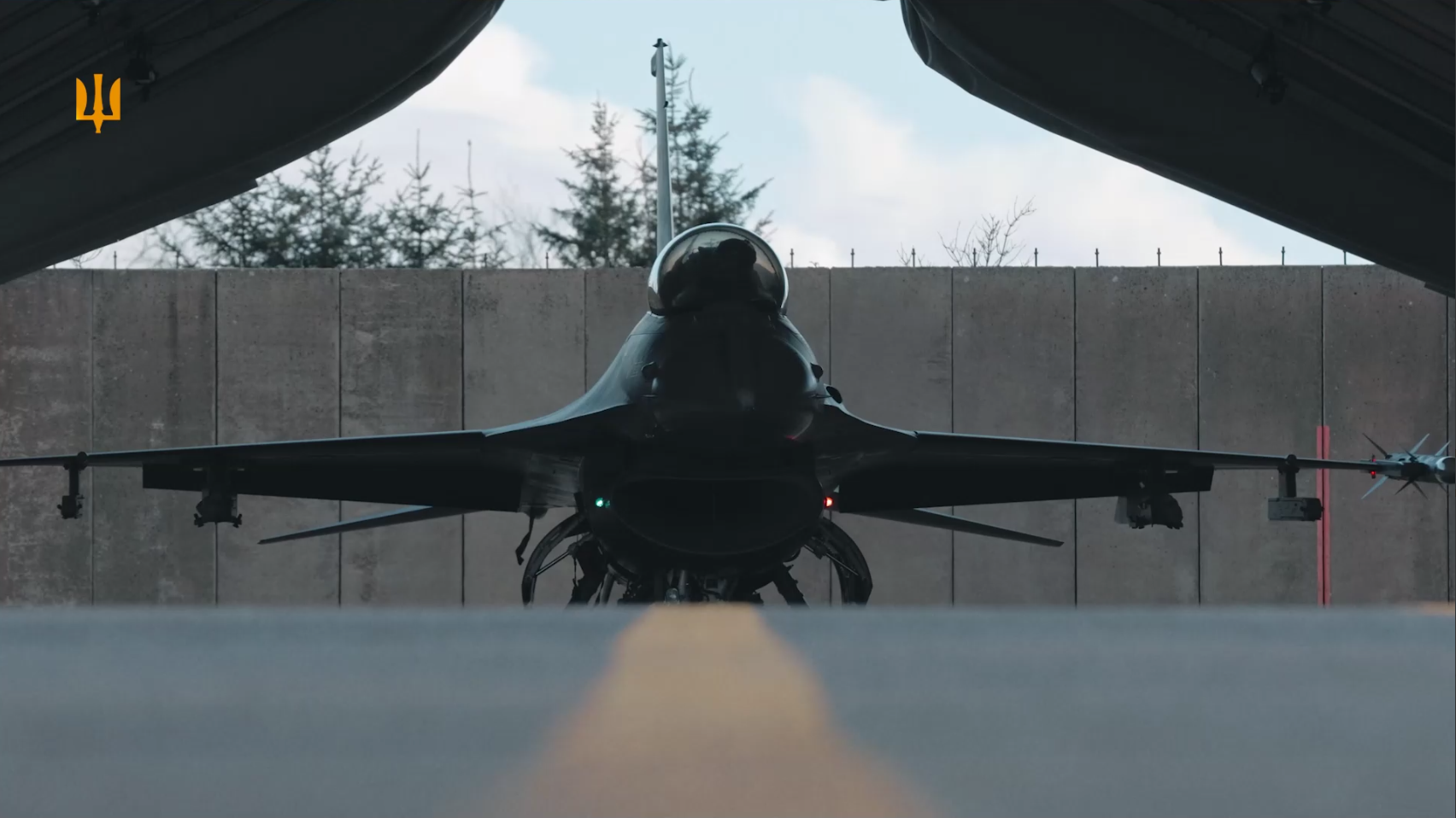 Воздушные силы ВСУ показали долгожданный истребитель F-16 с украинской символикой: видео