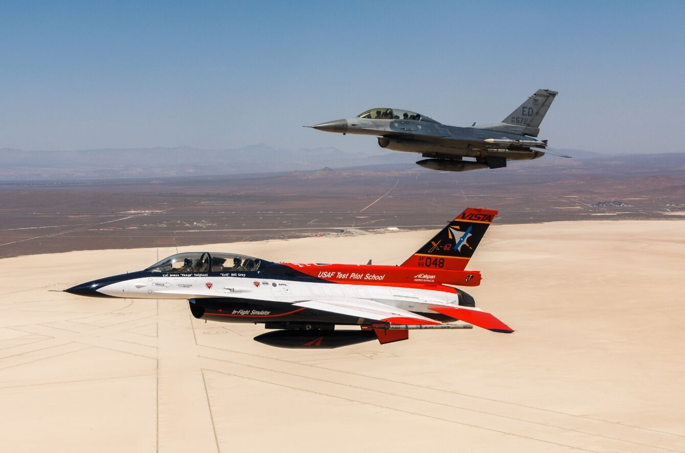 Глава ВПС США провів тренувальний бій на експериментальному F-16: літаком керував ШІ
