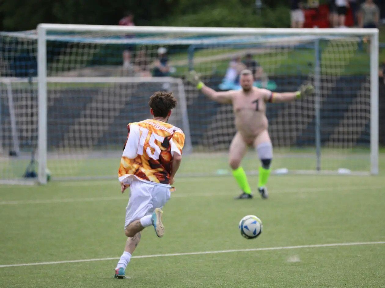 Футбольная команда с женщинами в составе вышла на матч полностью голой. Фотофакт