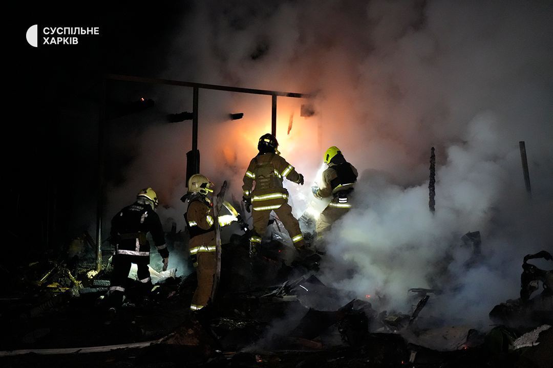 У Харкові ворожий БПЛА влучив у приватний сектор: загорілися будинки. Фото qkxiqdxiqdeihrant