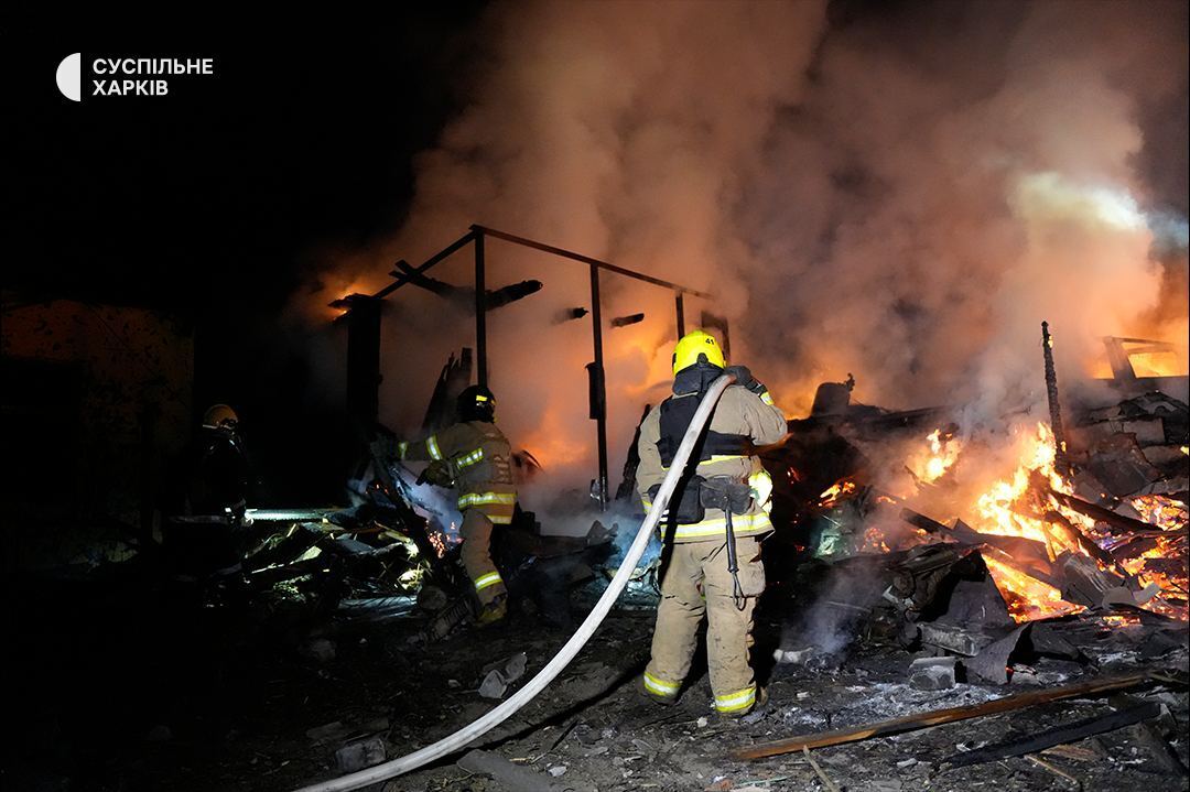 В Харькове вражеский БПЛА попал в частный сектор: горели дома, среди раненых ребенок. Фото
