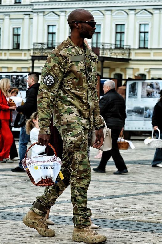 "Украинцем не всегда можно родиться": воин Международного легиона с пасхальной корзинкой и вышитым полотенцем поразил сеть. Фото