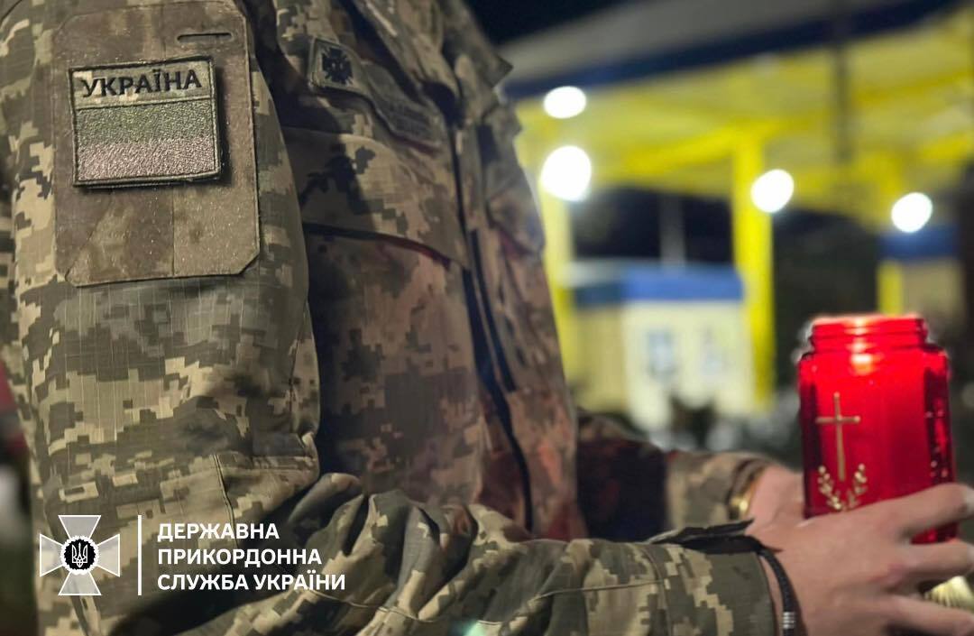 Благодатный огонь прибыл в Украину: первые фото