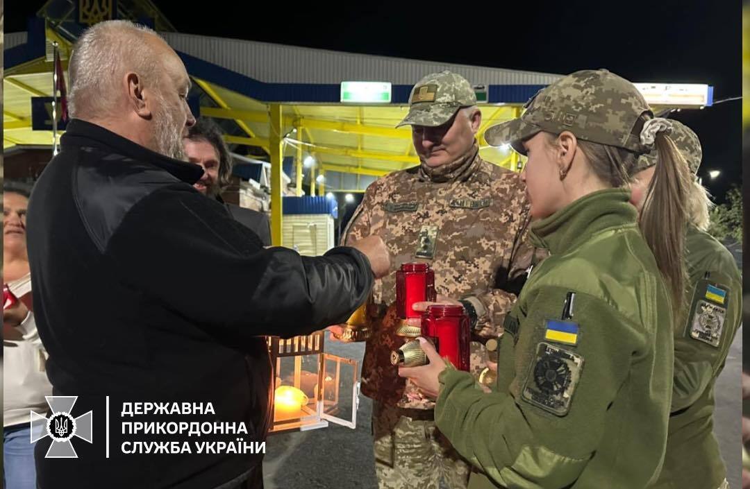 Благодатний вогонь прибув до України: перші фото