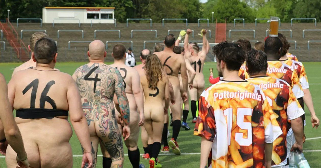 Футбольная команда с женщинами в составе вышла на матч полностью голой. Фотофакт