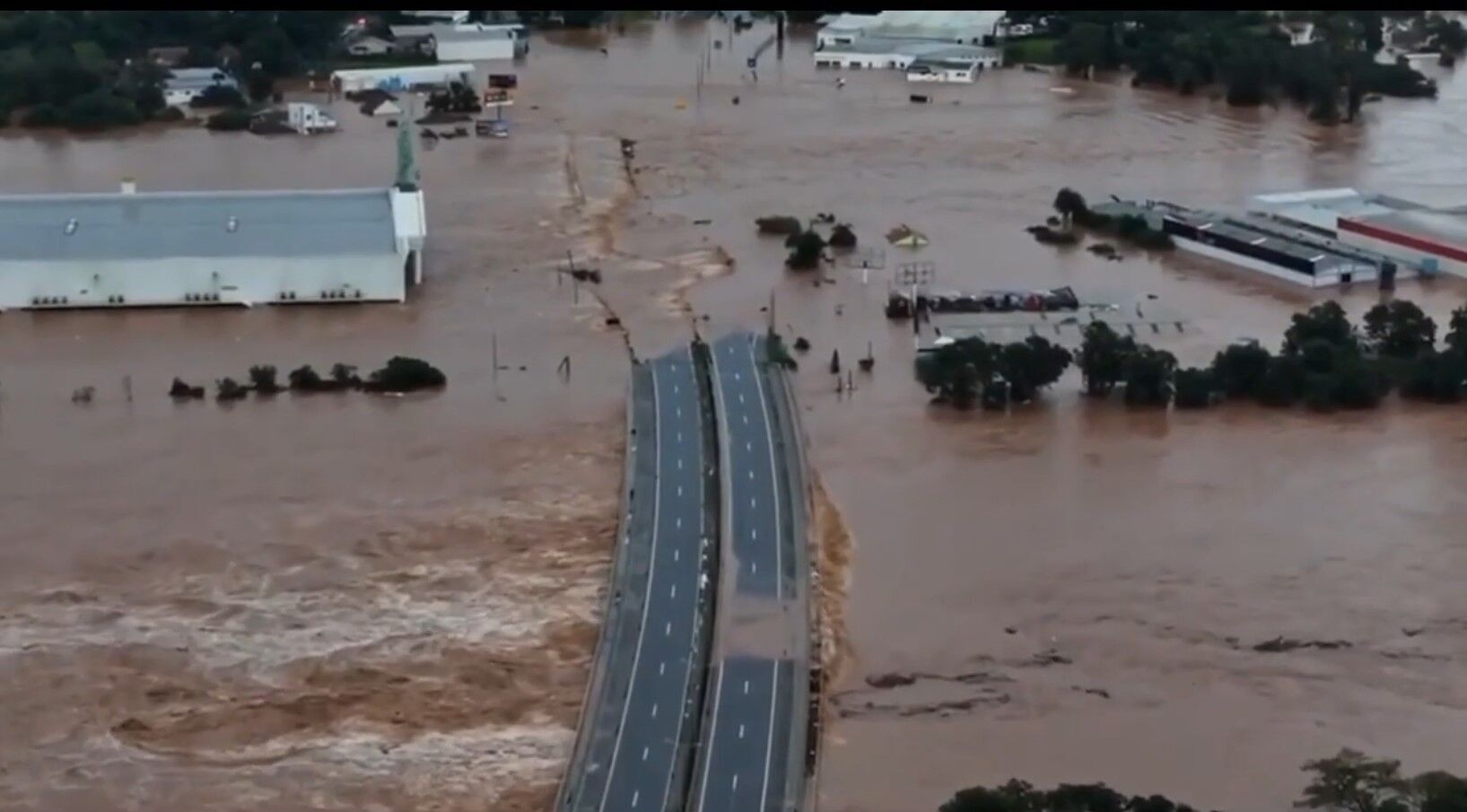 В Бразилии ливни унесли жизни более полусотни человек, почти 70 тысяч вынуждены эвакуироваться. Видео