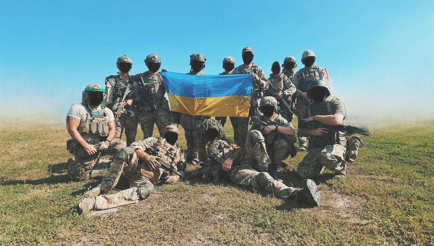 "Украинцем не всегда можно родиться": воин Международного легиона с пасхальной корзинкой и вышитым полотенцем поразил сеть. Фото