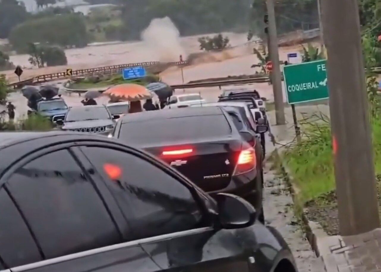 У Бразилії зливи забрали життя понад пів сотні людей, майже 70 тисяч змушені евакуюватися. Відео