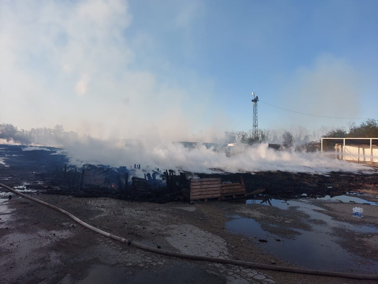 В оккупированном Крыму вспыхнул склад: площадь пожара составила 1 800 квадратных метров. Видео