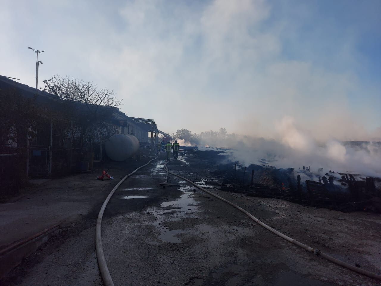 В окупованому Криму спалахнув склад: площа пожежі становила 1 800 квадратних метрів. Відео