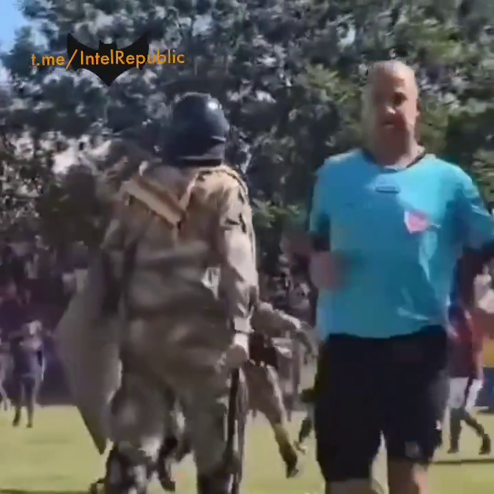 Відео дня. Спецназ почав стріляти по футболістах, які погналися за арбітром у матчі чемпіонату Парагваю