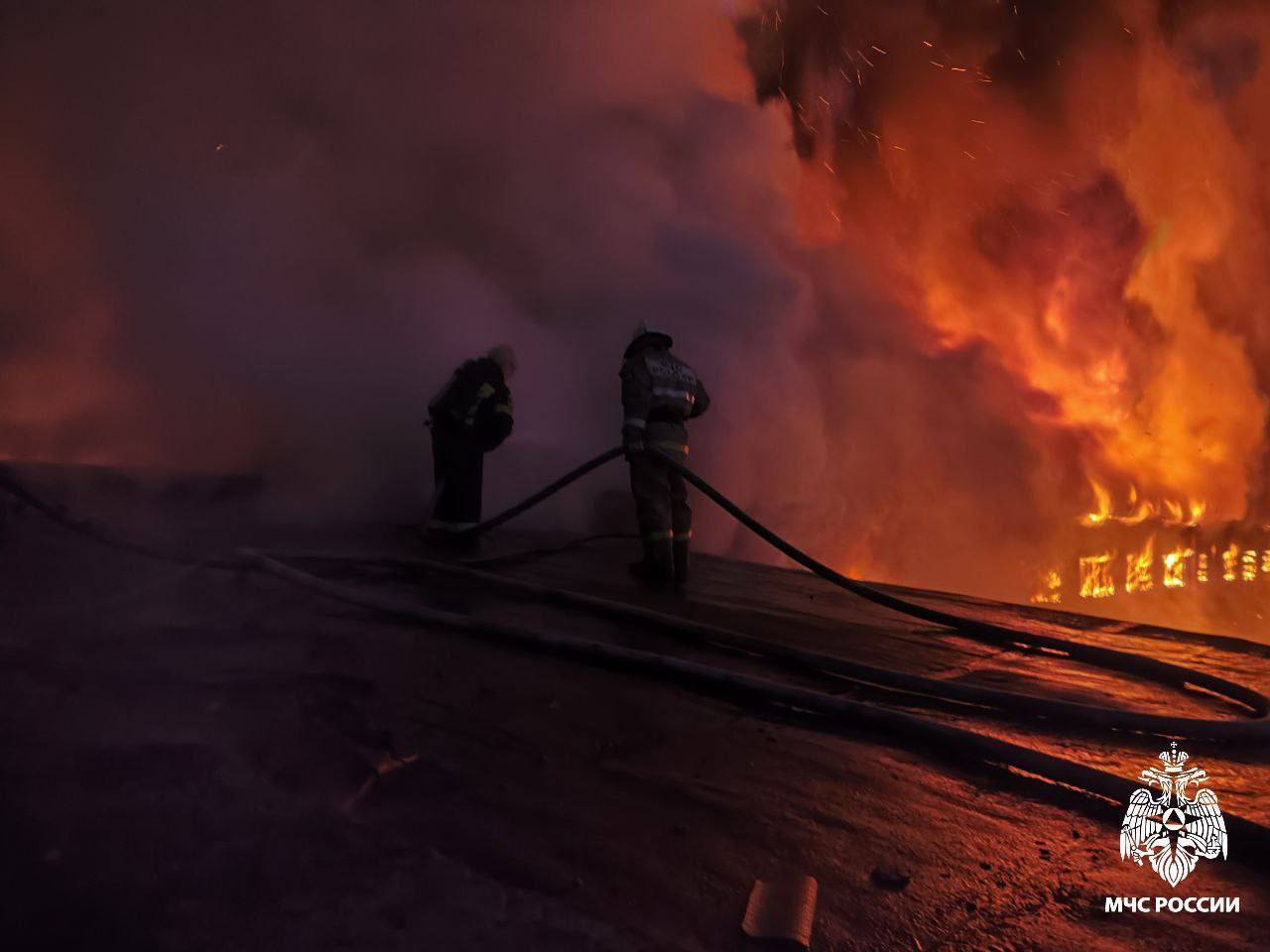 В российском Смоленске раздались взрывы и загорелся кирпичный завод. Фото и видео