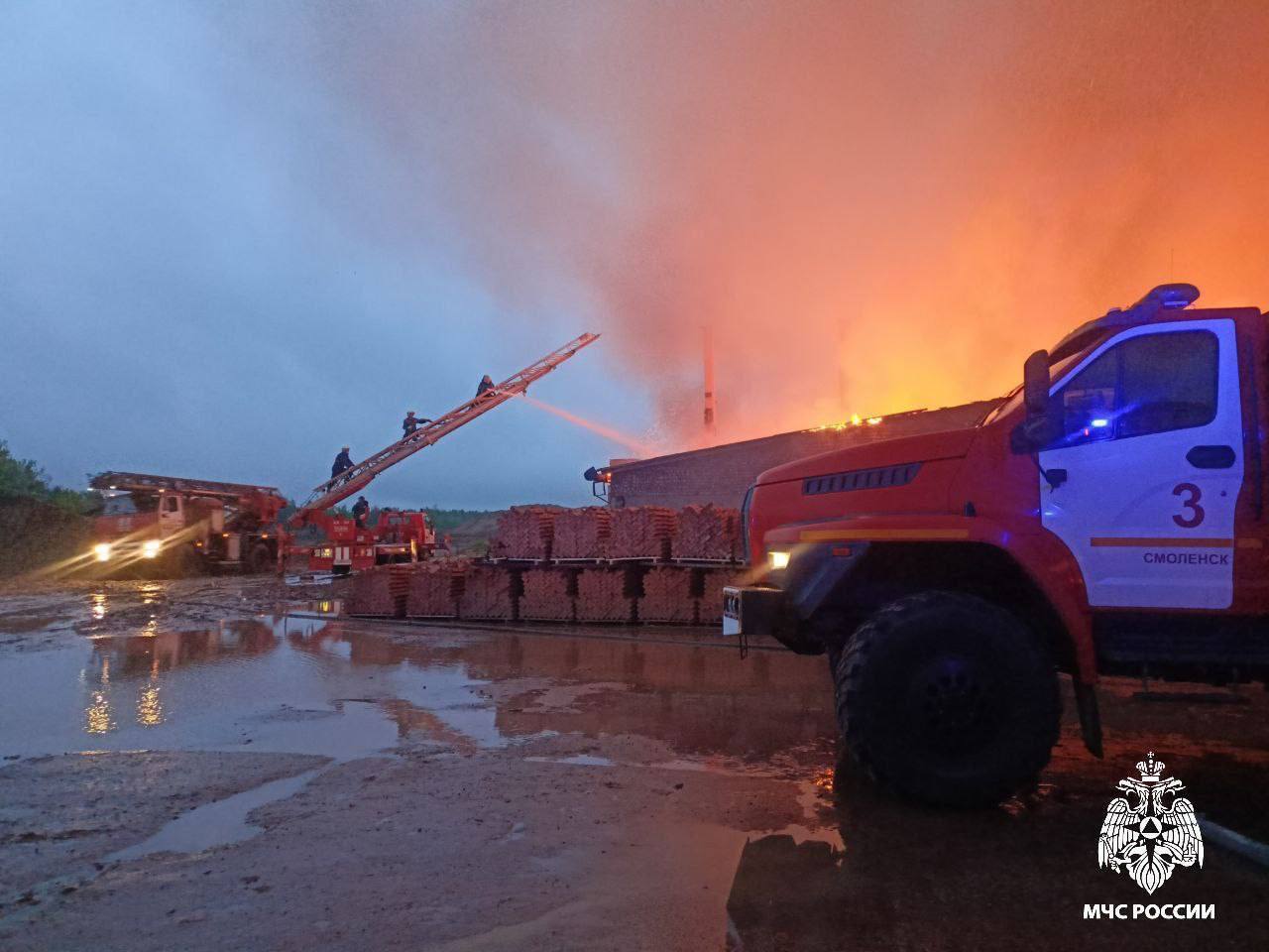 В российском Смоленске раздались взрывы и загорелся кирпичный завод. Фото и видео