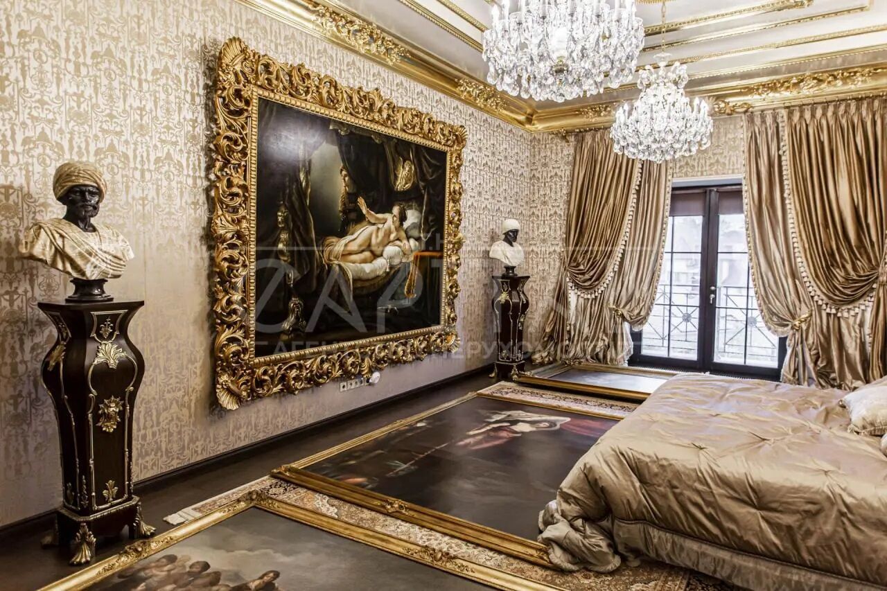 Спальня украшена картинами и статями
