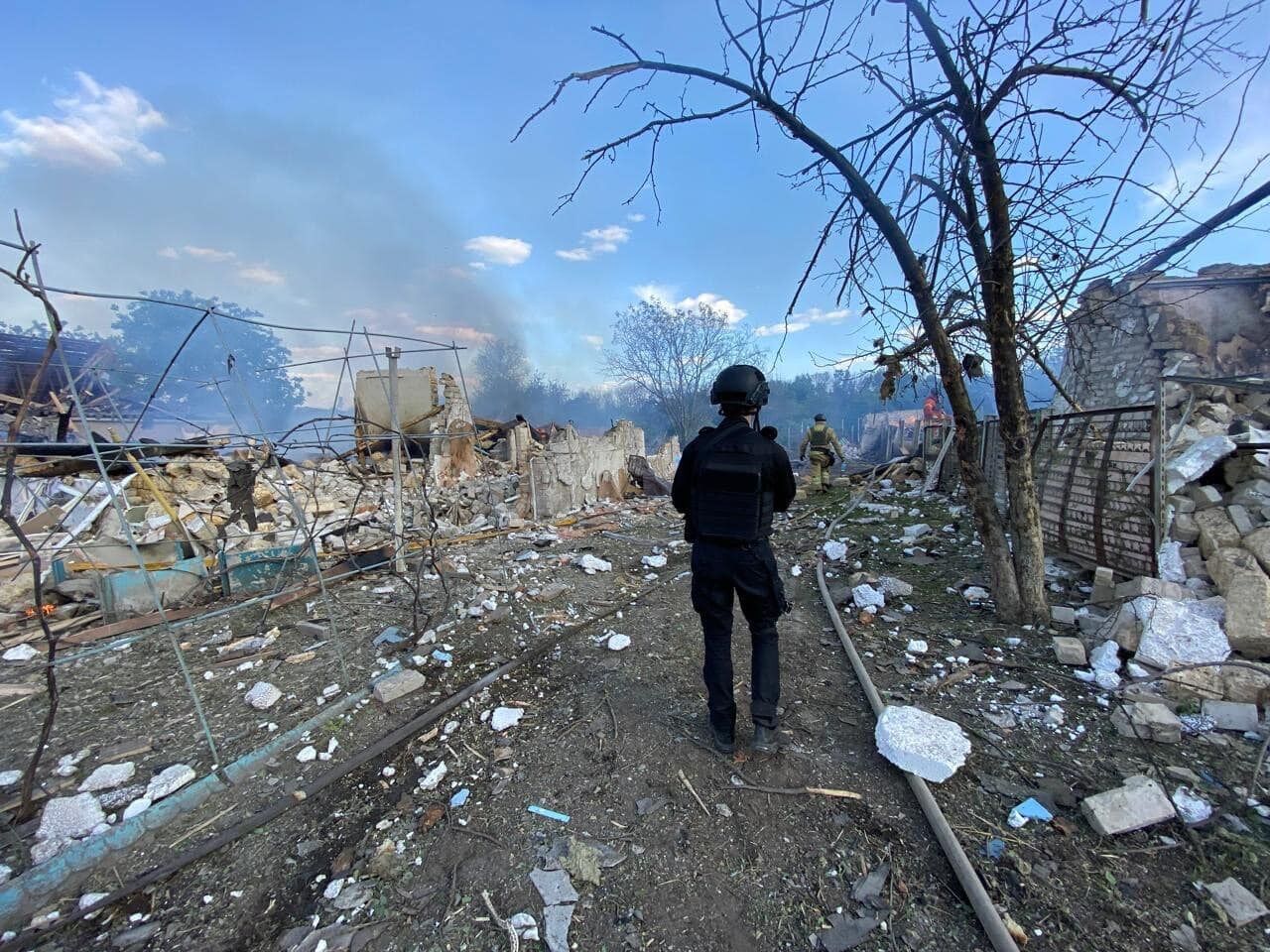 "Здригнулося все навколо": окупанти одним ударом знищили цілу вулицю в селі на Харківщині. Фото