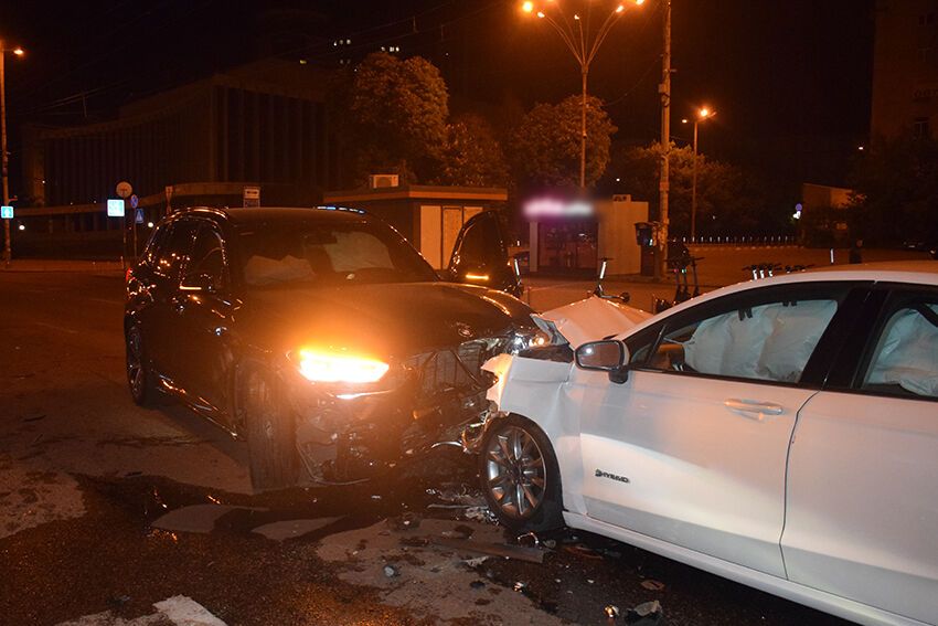 В Киеве пьяный водитель BMW устроил тройное ДТП: среди пострадавших есть несовершеннолетняя. Фото и видео