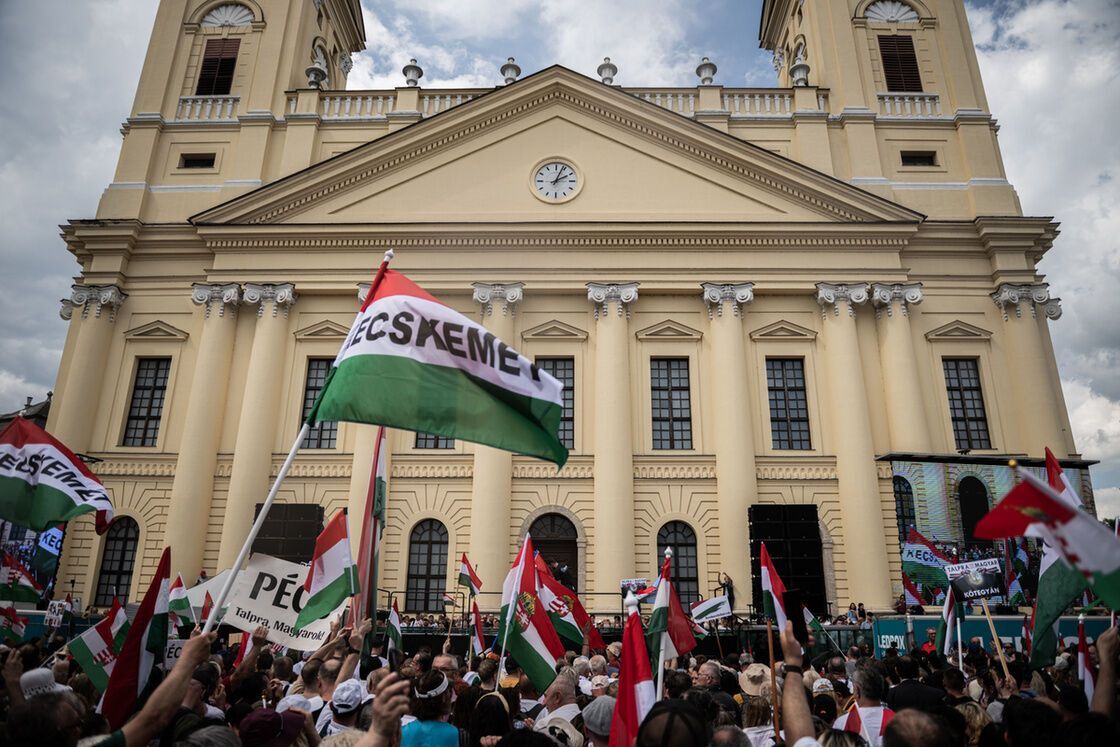 В Угорщині відбувся черговий протест проти партії Орбана: зібралося близько 10 тисяч людей. Фото