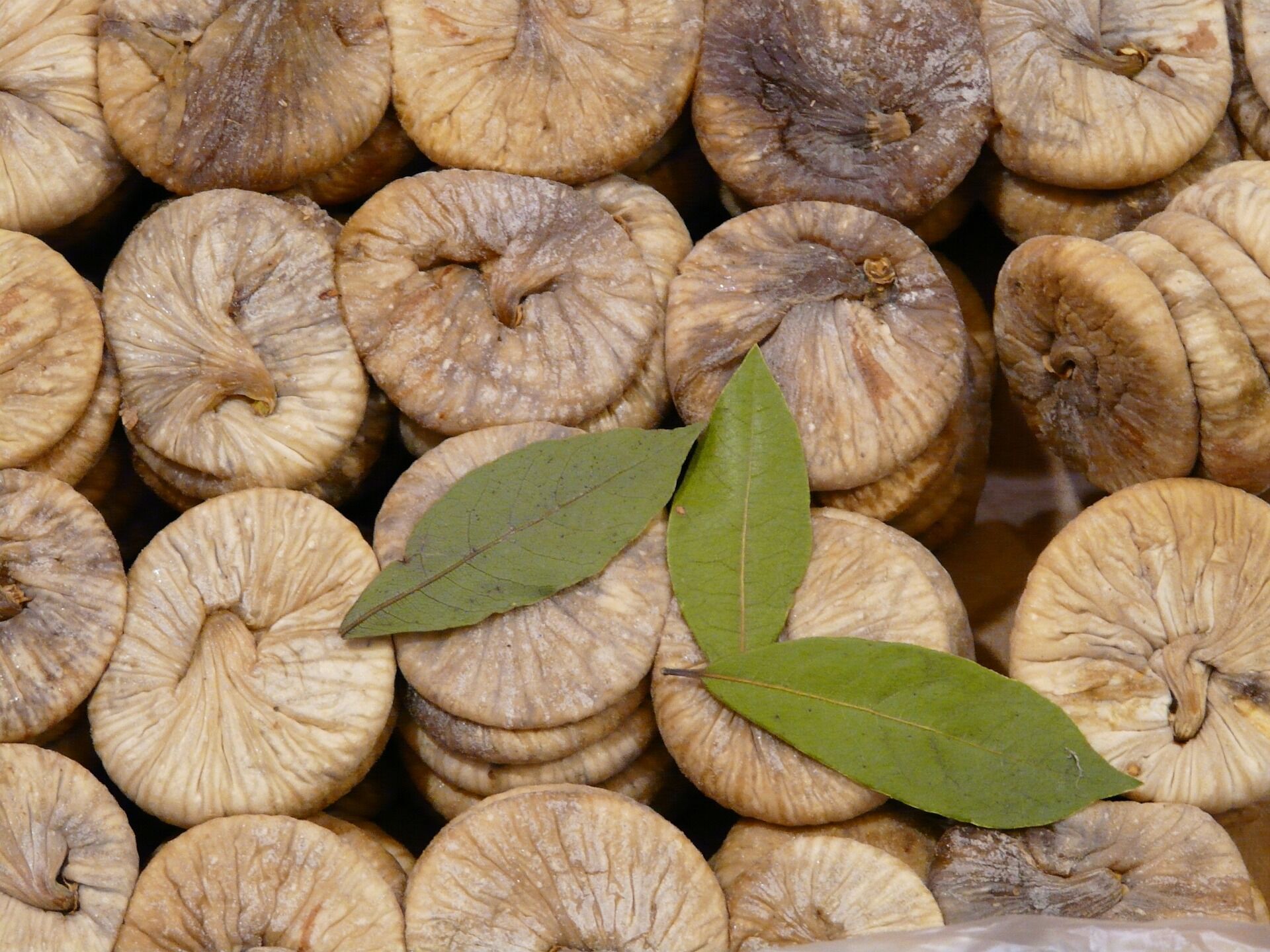 Чем полезны сухофрукты и орехи: 5 удивительных свойств этих продуктов
