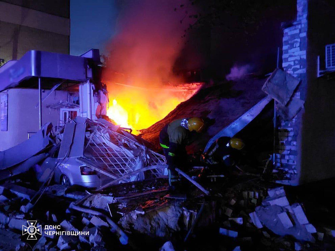 У Чернігові в приміщенні банку стався вибух, спалахнула пожежа: на місці працювали поліція і рятувальники. Фото 