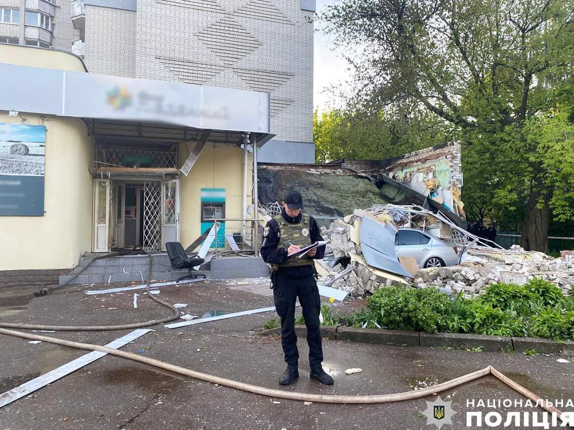 У Чернігові в приміщенні банку стався вибух, спалахнула пожежа: на місці працює поліція і рятувальники. Фото 