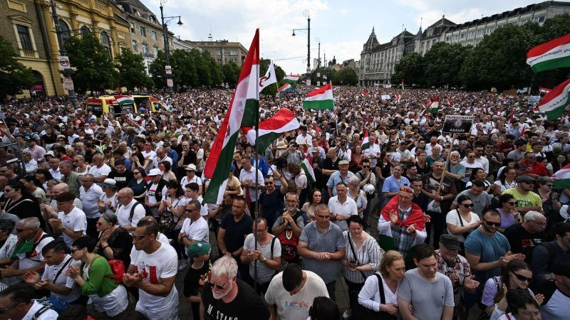 В Венгрии прошел очередной протест против партии Орбана: собралось около 10 тысяч человек. Фото