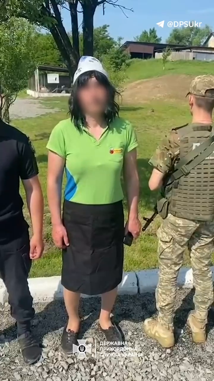 "Очаровательная "Сергиетта": пограничники поймали мужчину с париком и макияжем, который пытался выехать из Украины. Видео