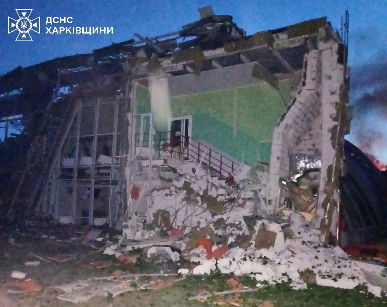 Оккупанты ночью ударили по Золочеву на Харьковщине, вспыхнули пожары: есть пострадавшая. Фото