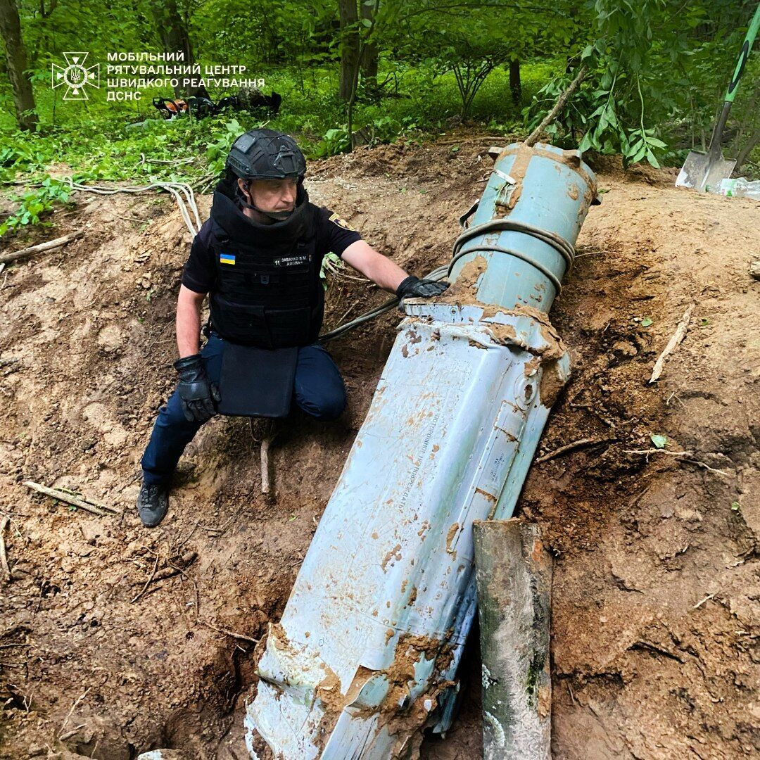 У Києві в парку знайшли бойову частину російської новітньої ракети Х-69. Подробиці, фото і відео