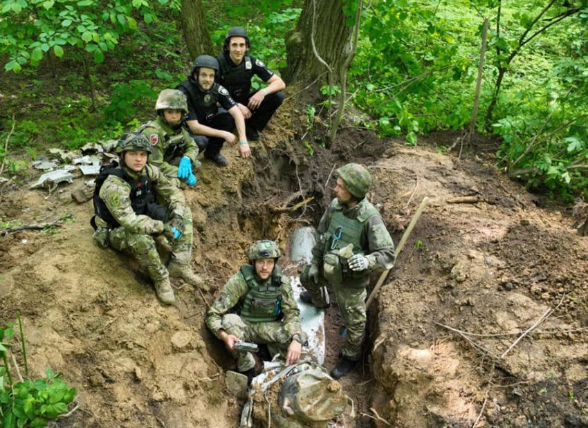 У Києві в парку знайшли бойову частину російської новітньої ракети Х-69. Подробиці, фото і відео