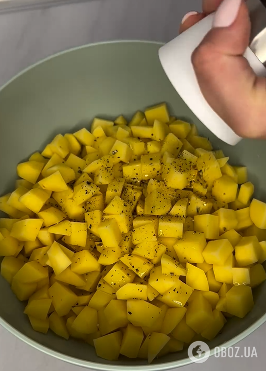 Краще, ніж пюре: як смачно приготувати картоплю з курячим філе та сиром в духовці