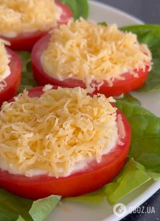 Елементарна закуска з помідорів за 5 хвилин: додайте часник і багато сиру