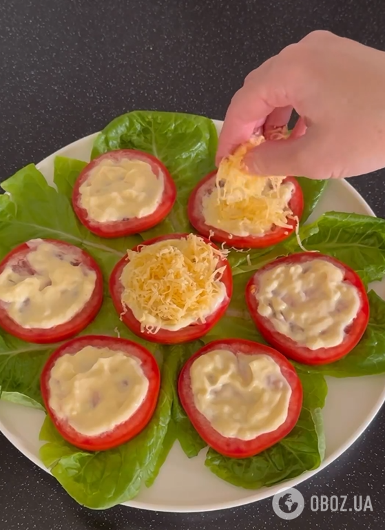 Элементарная закуска из помидоров за 5 минут: добавьте чеснок и много сыра