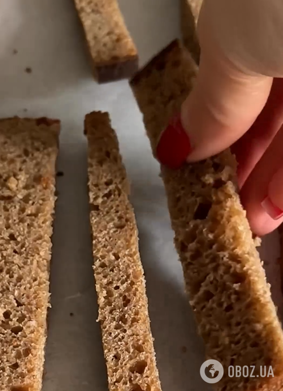 Хрусткі хлібні грінки в сметані та сирі: як приготувати елементарну закуску за 15 хвилин
