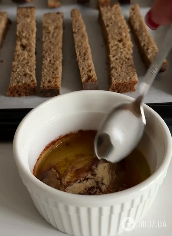 Хрустящие хлебные гренки в сметане и сыре: как приготовить элементарную закуску за 15 минут