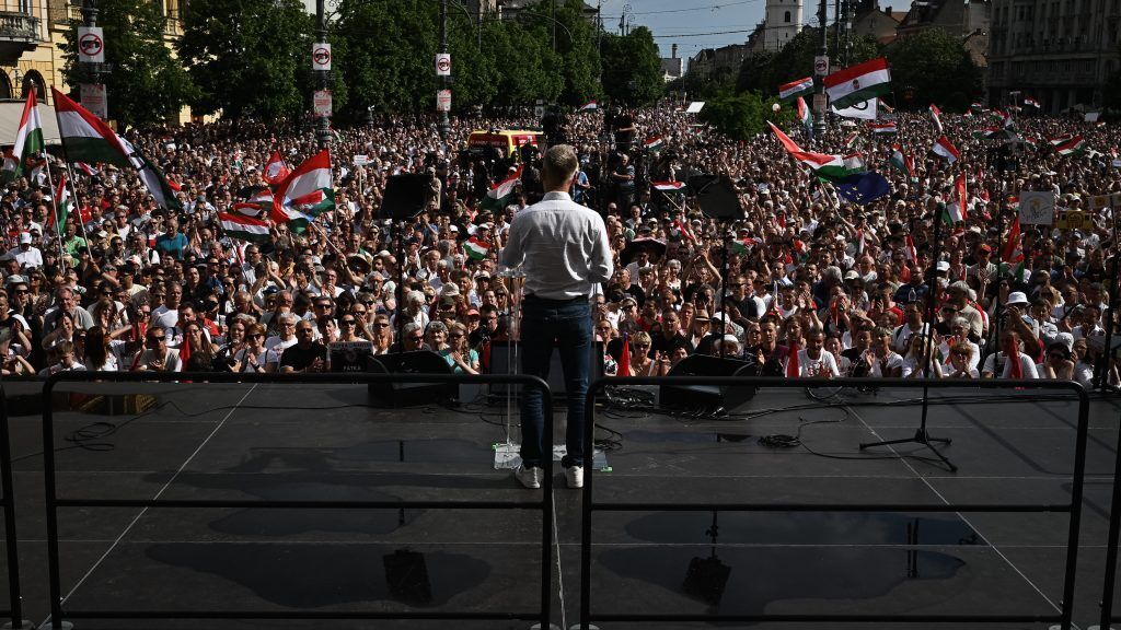 В Венгрии прошел очередной протест против партии Орбана: собралось около 10 тысяч человек. Фото