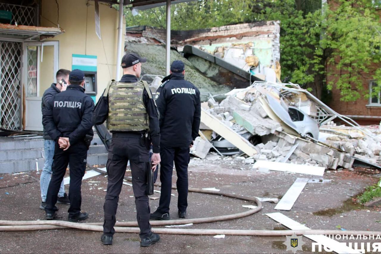 У Чернігові в приміщенні банку стався вибух, спалахнула пожежа: на місці працювали поліція і рятувальники. Фото 