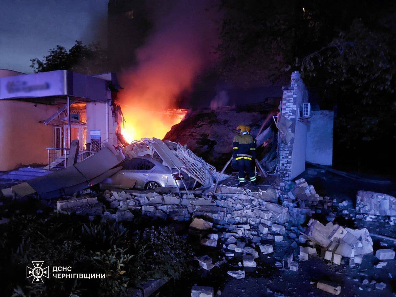 В Чернигове в помещении банка произошел взрыв, разгорелся пожар: на месте работали полиция и спасатели. Фото